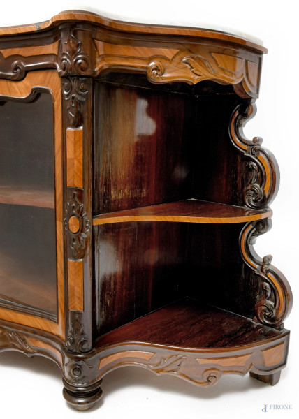 credenza a vetrina in vari legni con piano in marmo, profilo mistilineo, fronte a due sportelli e...