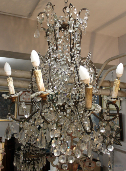 Lampadario a sei luci in metallo e gocce in cristallo, XIX secolo, cm h 80