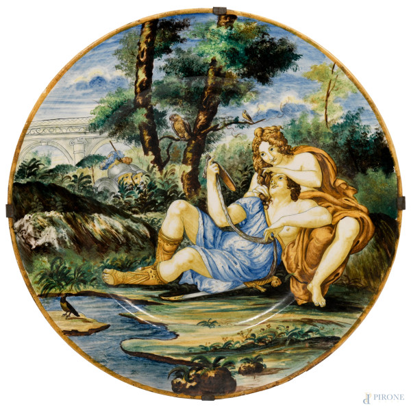 Piatto in ceramica raffigurante scena mitologico-campestre, Manifattura campana degli inizi del XX secolo, diametro cm 62,5, (difetti)