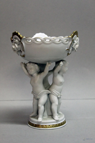 Alzata centrotavola in porcellana, base con fanciulli a rilievo, particolari dorati, h. 17 cm.
