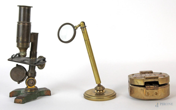 Lotto composto da una bussola, un microscopio ed una lente di ingrandimento, altezza max cm 17, (difetti, mancanze)