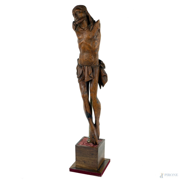Cristo crocifisso, scultura in legno intagliato, XVIII secolo, cm h 45, poggiante su base in legno, (segni del tempo, mutilo di entrambe le braccia).