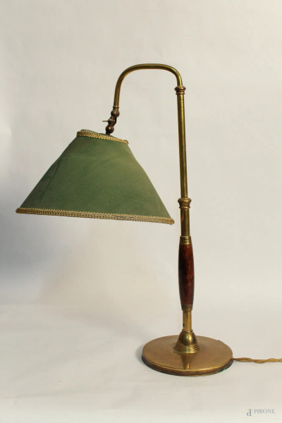 Lampada da tavolo in bronzo, primi Novecento, H 59 cm.