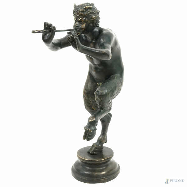 Scultura in bronzo raffigurante un fauno, XX secolo, altezza cm 65,5, (difetti)