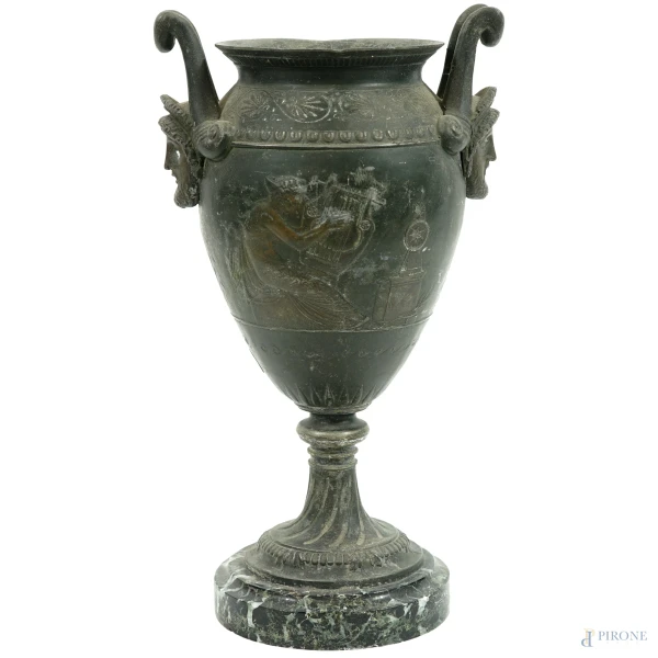 Vaso in antimonio in stile archeologico, base circolare in marmo, Fabrication Française, XIX-XX secolo, altezza cm 30.5, (difetti)