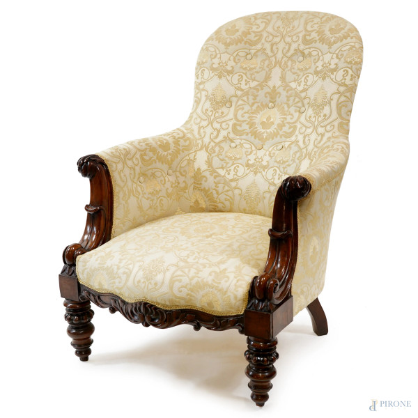 Un divano e una poltrona in legno intagliato, schienale e seduta imbottiti, misura max cm 80x200x...