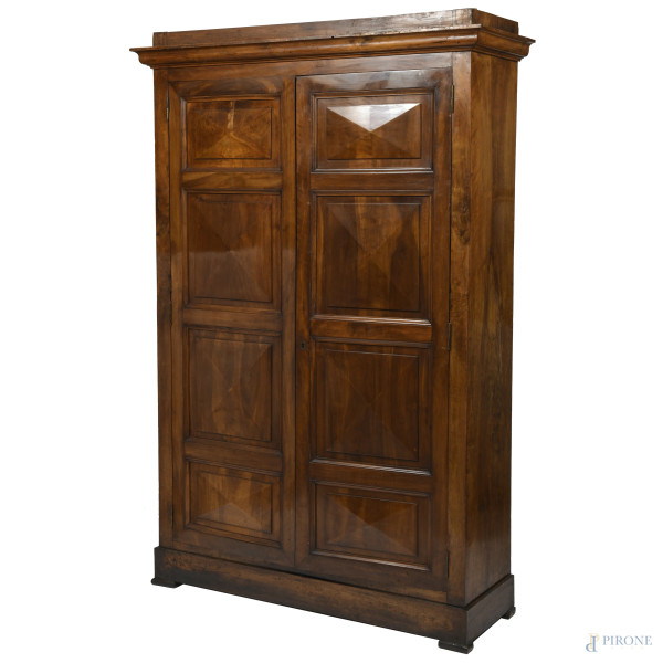 Armadio in noce con fronte modanato a doppia anta, XIX secolo, cm 213x133x40, (segni di usura, scalfiture, difetti)