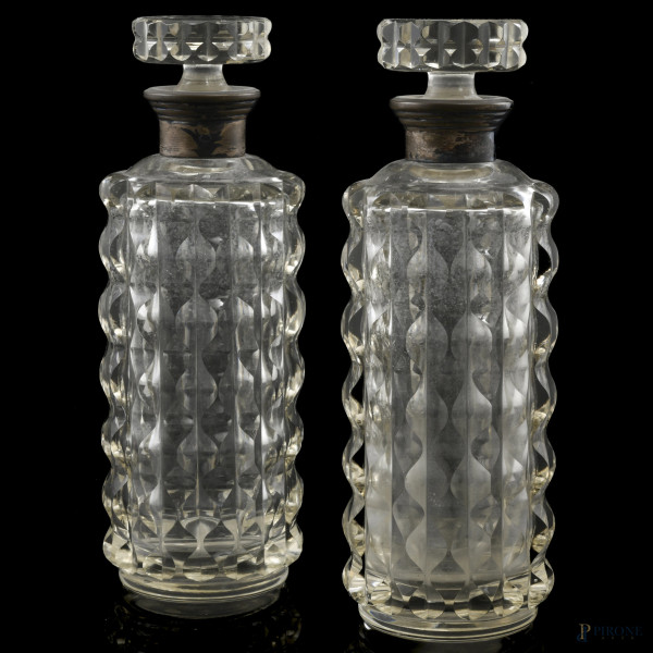 Coppia di bottiglie da liquore in cristallo con inserti in argento 800/000, XX secolo, altezza cm 22,5, (segni di usura, difetti)