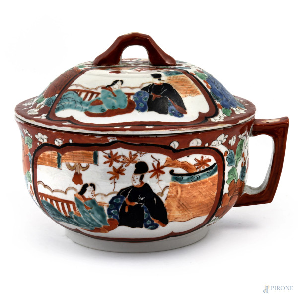 Grande zuppiera monoansata in ceramica decorata in policromia con scene di genere orientali e fiori, XX secolo, cm 17,5x22, (difetti, cadute di smalto, felature, sbeccature)