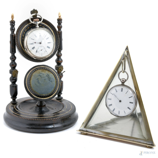 Lotto composto da due orologio da tasca e due portaorologi, altezz massima cm 17, diametro massimo ororlogio cm 5, (difetti, da revisionare)