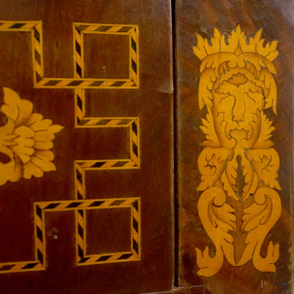 Comò olandese in mogano riccamente intarsiato a motivi floreali in entro cornici (sul piano volat...