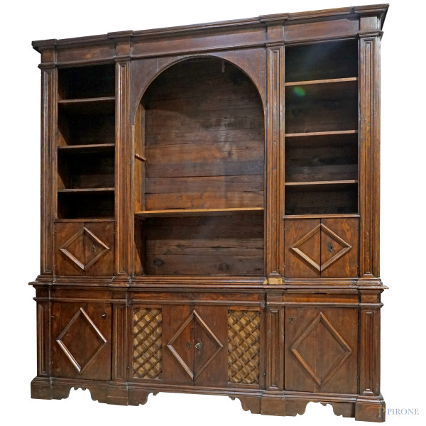 Libreria in legno tinto a noce a due corpi, XX secolo, cm 277,5x261,5x53 (difetti e mancanze)