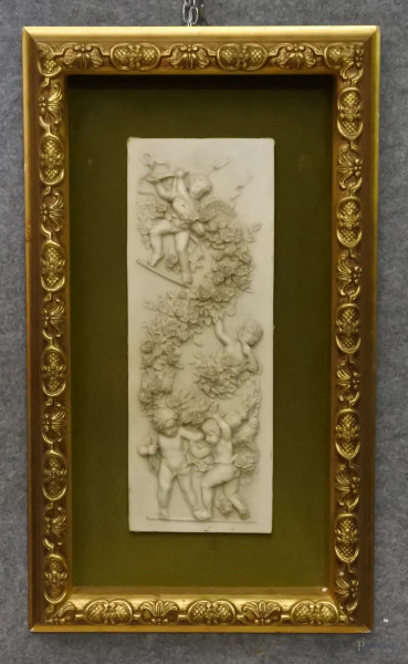 Pannello con putti e festoni a rilievo, 45x17 cm, entro cornice.