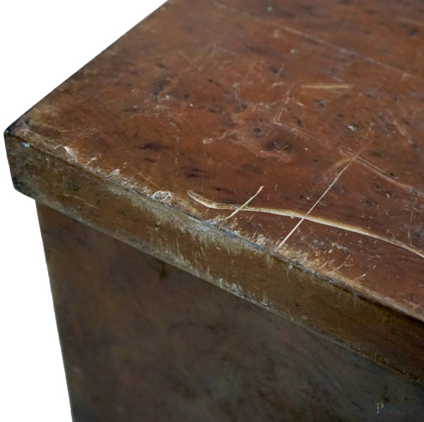 Credenza impiallacciata in radica di tuja, XIX secolo, cm 100x93x49 (difetti)