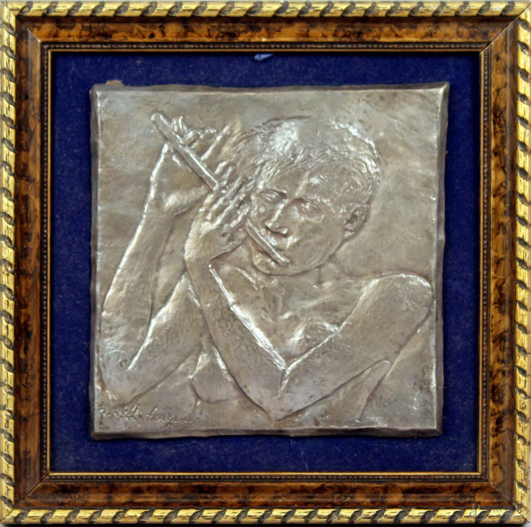 Pericle Fazzini - La ragazza che suona il flauto, bassorilievo in argento, cm. 16x16, entro cornice.