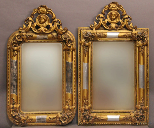 Coppia di specchierine in legno intagliato e dorato, XIX sec, h. max 70 cm