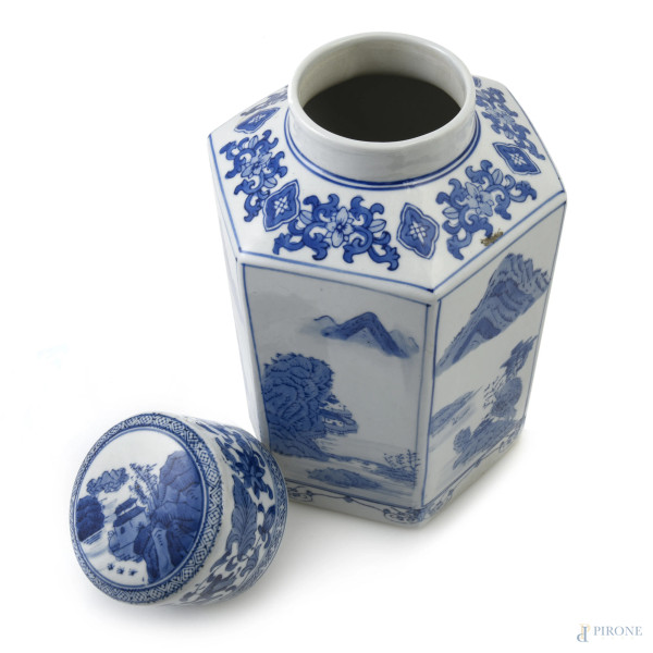 Potiche in porcellana decorata nei toni del bianco e del blu con scene di paesaggio, Cina, XX sec...