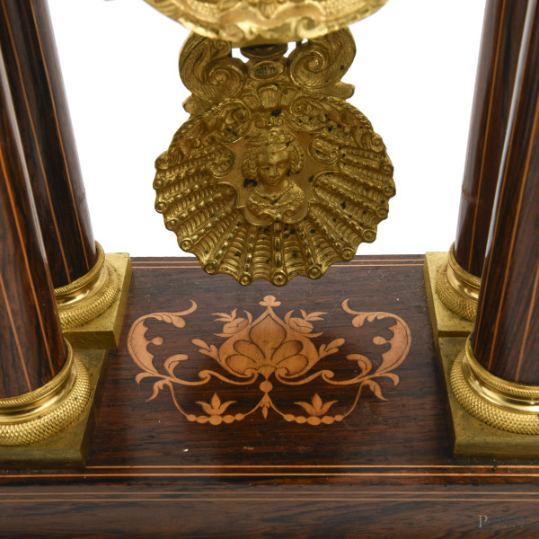 Orologio in stile Carlo X in legno impiallacciato e intarsiato con quadrante in bronzo dorato e s...