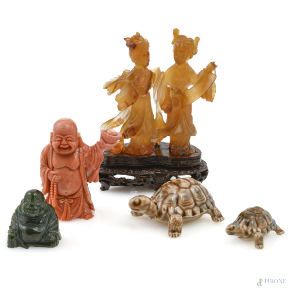 Lotto di 5 sculture in materiali vari, XX secolo, altezza massima cm 9,5, (segni di usura, difetti)