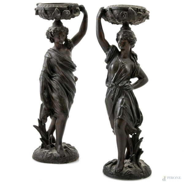Coppia di sculture in antimonio raffiguranti figura maschile e femminile reggicandela in stile neoclassico, XX secolo, altezza massima cm 29, (segni di usura)
