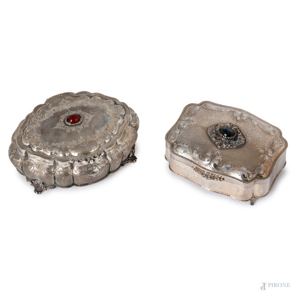Lotto di due scatole in argento cesellato con pietre cabochon rossa e cobalto, misure massime cm 6x16x12,5, (peso lordo complessivo gr 740, segni di usura del tempo)
