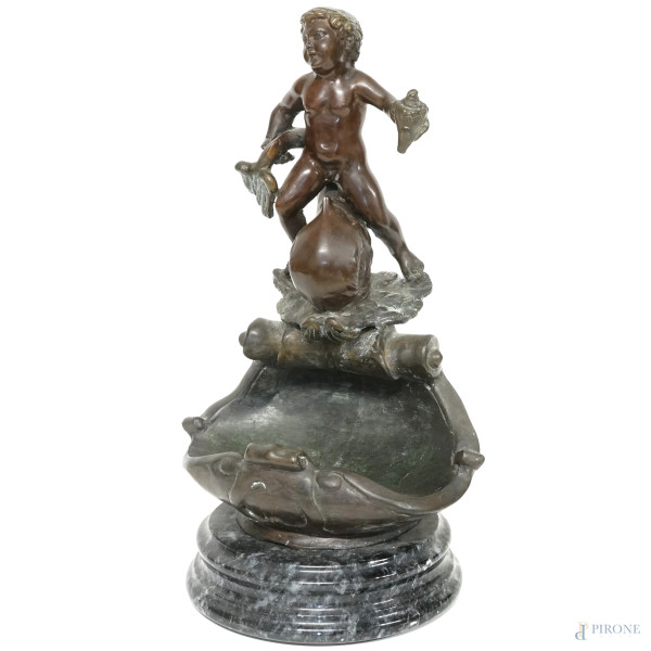 Vincenzo Cinque - Putto a cavallo di un delfino, bronzo su base in marmo, alt cm 38,5, firmato