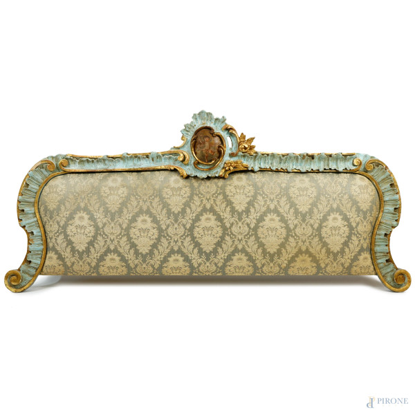 Testata di letto in legno intagliato, laccato e dorato, XX secolo, cm 95x210