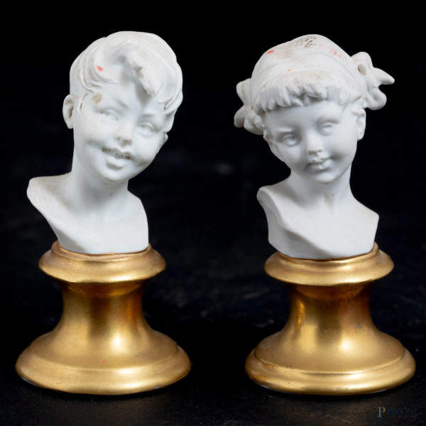 Coppia di bustini di fanciulli in biscuit e porcellana Capodimonte, XX secolo, altezza cm 7, (segni di usura, difetti)