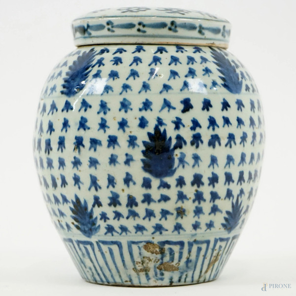 Potiche in porcellana bianca e blu, arte orientale, XX secolo, cm h 18,5, (difetti)