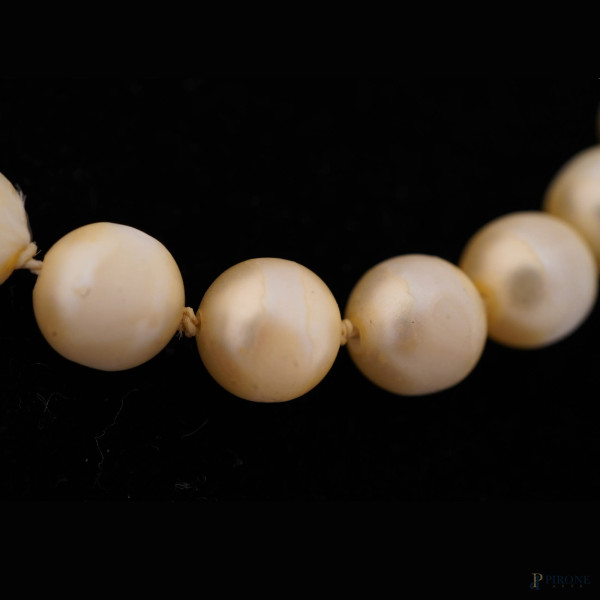 Collana di perle con chiusura in oro 18 kt, lunghezza cm 60