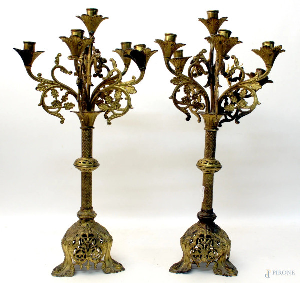 Coppia candelieri a sei luci in metallo dorato, H 60 cm, primi &#39;900.