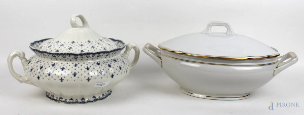 Lotto di due zuppiere in porcellana bianca con decori in monocromia blu e profili dorati, misure max cm. 21x40x23, XX secolo.
