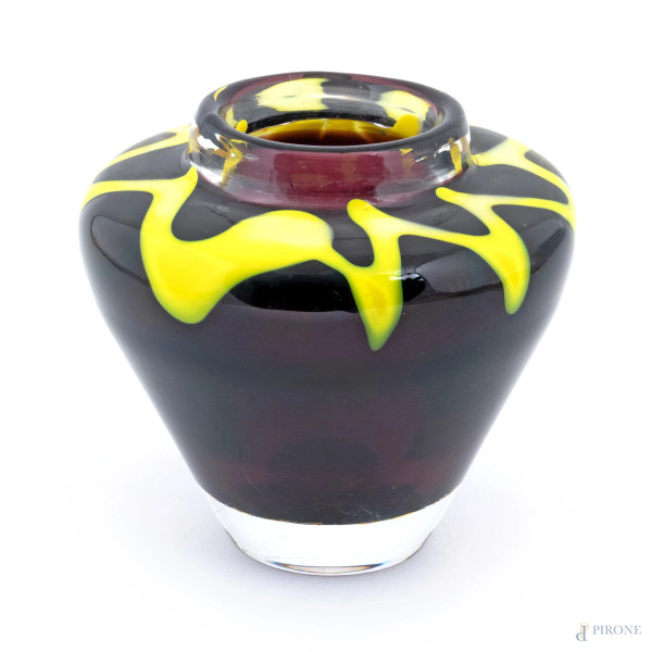 Vaso in vetro nei toni del viola e del giallo, XX secolo, altezza cm 14, (segni di usura, graffi)