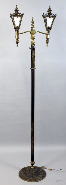 Lampione a due luci in bronzo e metallo, cm h170, primi &#39;900.