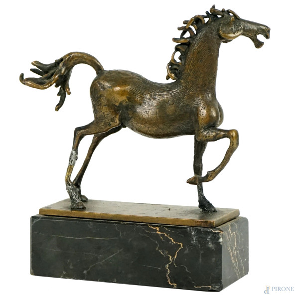 Cavallo, scultura in bronzo, cm h 10,5x12x3,5, firmata Sergio Cappellini, base in marmo.