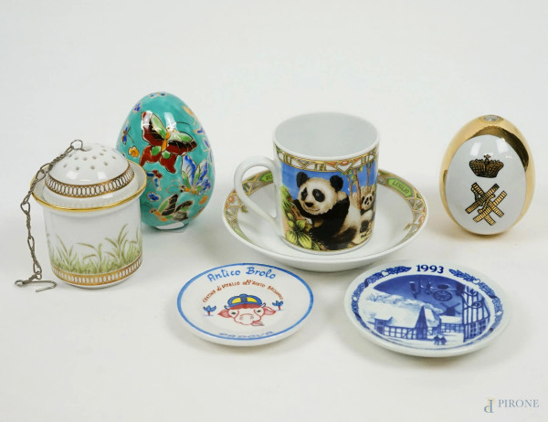 Lotto di sette oggetti in porcellana, manifatture diverse, XX secolo