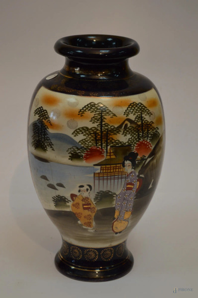 Vaso in porcellana orientale a decoro policromo di geishe, h. 38 cm.