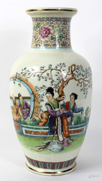 Vaso in porcellana policroma, decorato con paesaggio e figure, particolari dorati, Cina, XX secolo, marcato sotto la base.