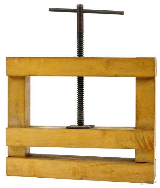Tochio in legno, cm h 56x48x9, XX secolo, (difetti).