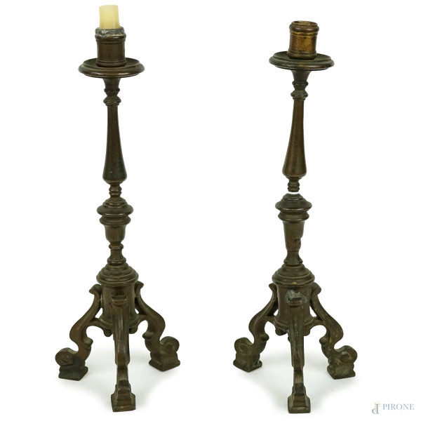 Coppia di candelieri in bronzo brunito, XIX secolo, cm h 28, (difetti)
