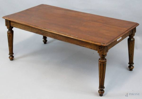Tavolo basso in noce, inizi XX secolo, piano modanato poggiante su quattro gambe rastremate, particolari intagliati, cm h 42x98x48