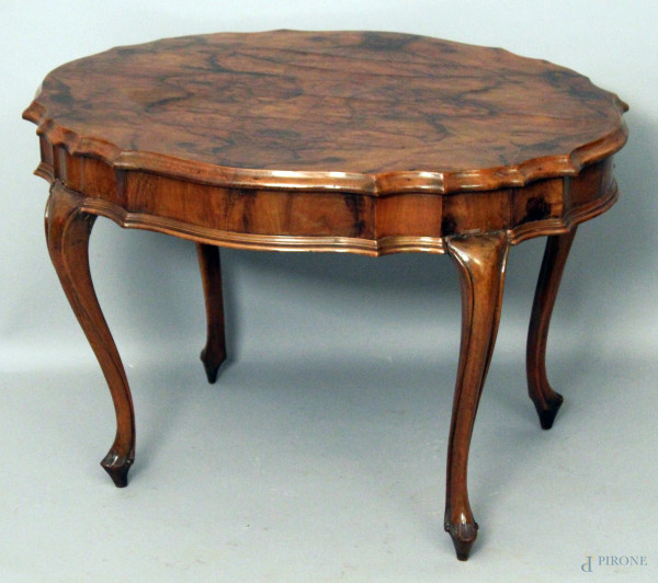 Basso tavolinetto da salotto in noce e radica, vecchia Verona, h. 50x75x60 cm
