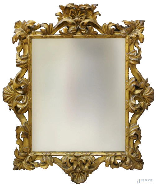 Specchiera di linea rettangolare centinata in legno dorato, XVIII sec., cm 115 x 100.