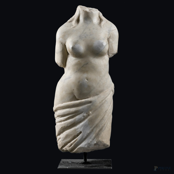 Tavolo coloniale in legno ebanizzato, intagliato a motivi vegetali, con quattro gambe a foggia di fiere  [..]