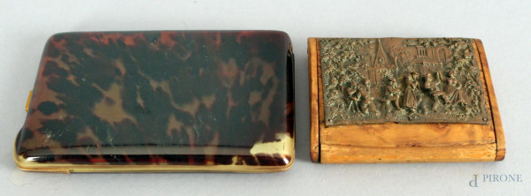 Lotto composto da due portasigarette in legno e bachelite, cm. 13x8,5 cm.