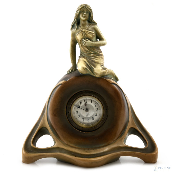 Orologio da tavolo in maiolica con elemento apicale di donna seduta, XX secolo, altezza cm 25, (segni di usura, rotture, restauri, da revisionare)