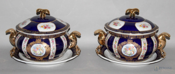 Coppia di zuppiere con vassoi in porcellana blu, particolari dorati, altezza 22 cm.