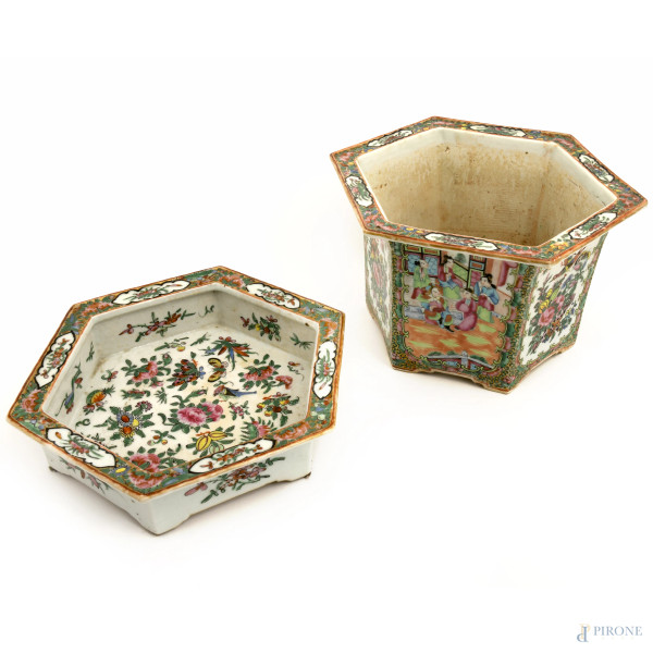 Cachepot esagonale in porcellana "Rose Canton", Cina, inizi del XX secolo, cm 19x28x24,5, (difetti)