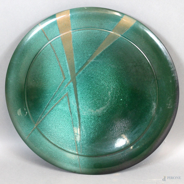 Piatto in ceramica smaltata Faenza, nei toni del verde con particolari dorati, diametro cm. 50, marca sotto la base, XX secolo.