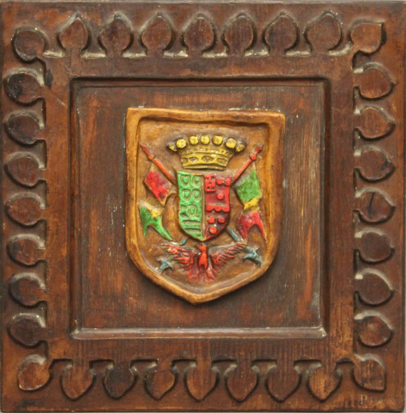 Bauletto in legno intagliato con stemma nobiliare, cm 42 x 42.